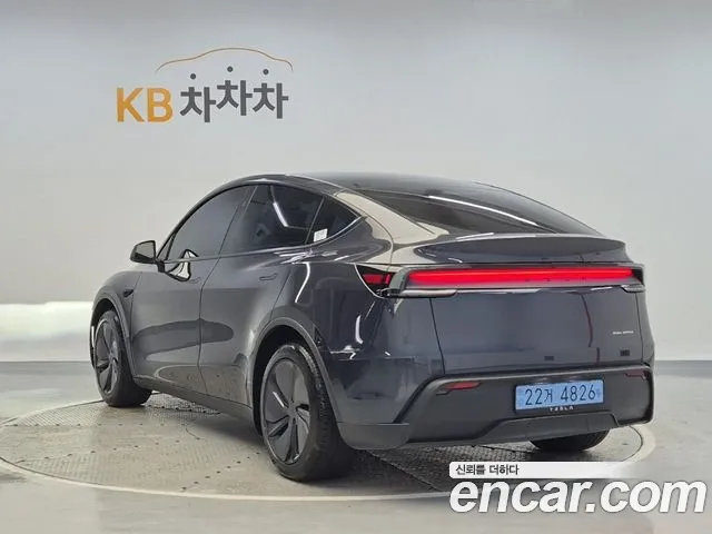 Tesla Model Y 2026 thumb 2