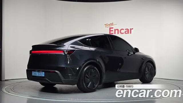 Tesla Model Y 2026 thumb 2