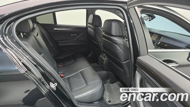 BMW 5-Series 2016 thumb 11