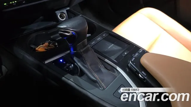 Lexus UX 2019 thumb 9