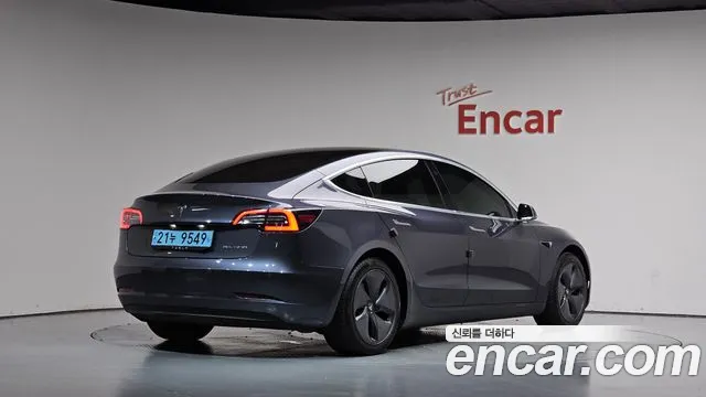 Tesla Model 3 2020 thumb 2