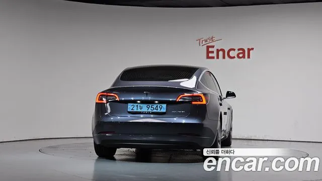 Tesla Model 3 2020 thumb 4