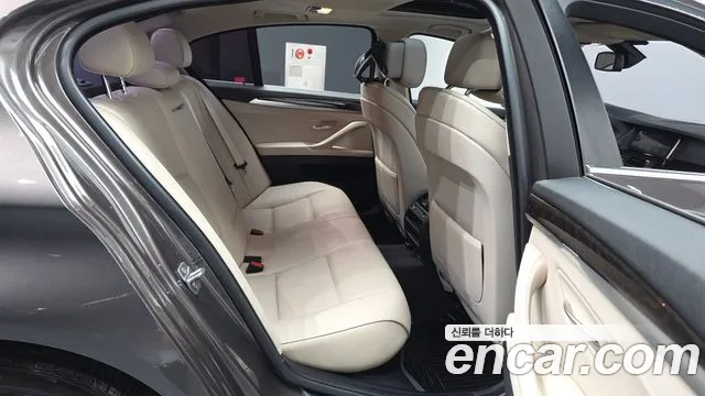 BMW 5-Series 2012 thumb 11
