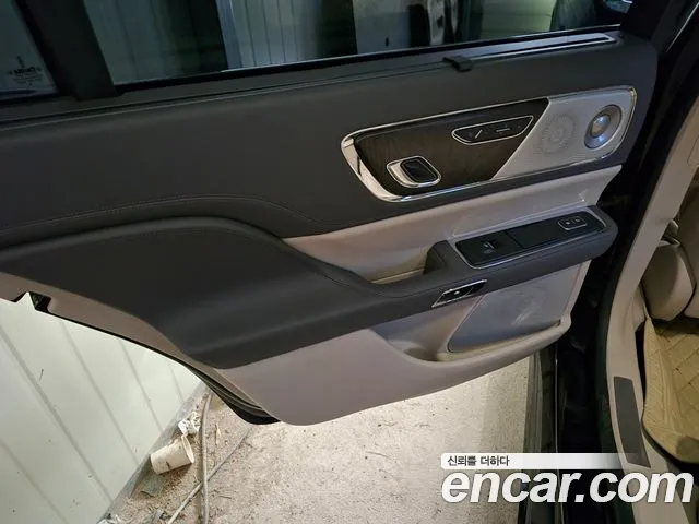 Lincoln Continental 2019 thumb 10
