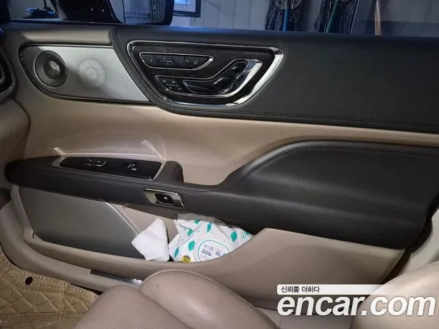 Lincoln Continental 2019 thumb 11