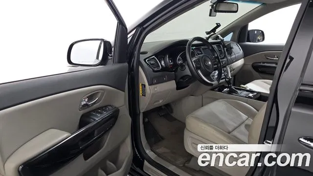 Kia Carnival 2015 thumb 10