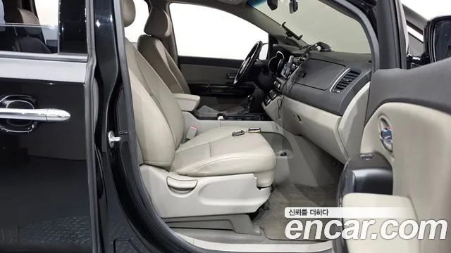 Kia Carnival 2015 thumb 11