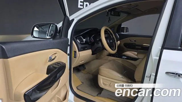 Kia Carnival 2016 thumb 10