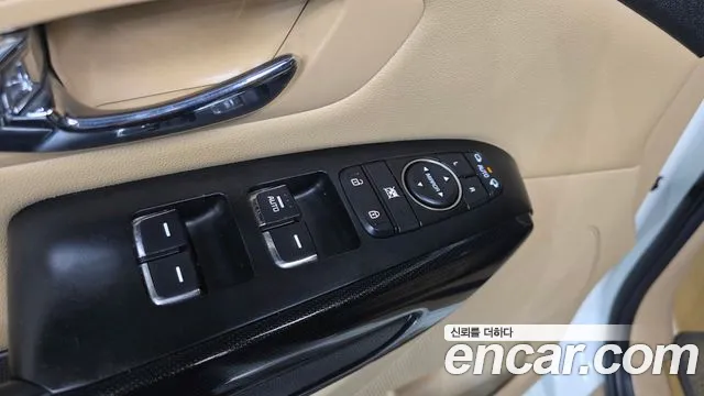 Kia Carnival 2016 thumb 11