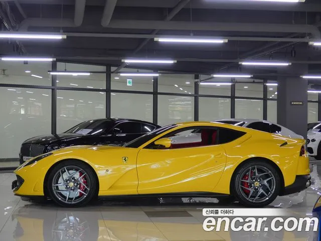 Ferrari 812 2020 thumb 2