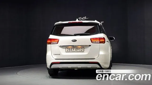 Kia Carnival 2017 thumb 4