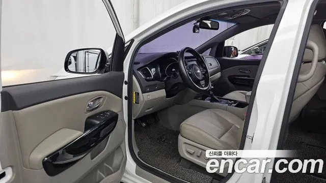Kia Carnival 2017 thumb 10