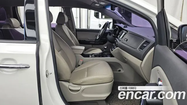 Kia Carnival 2017 thumb 11