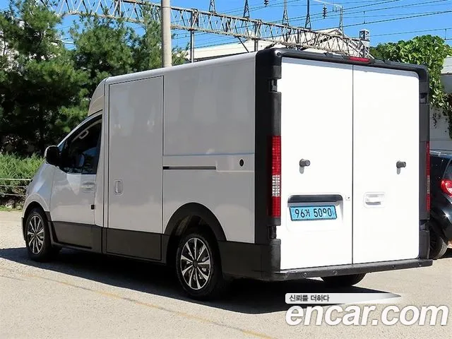 Hyundai Staria 2024 thumb 2