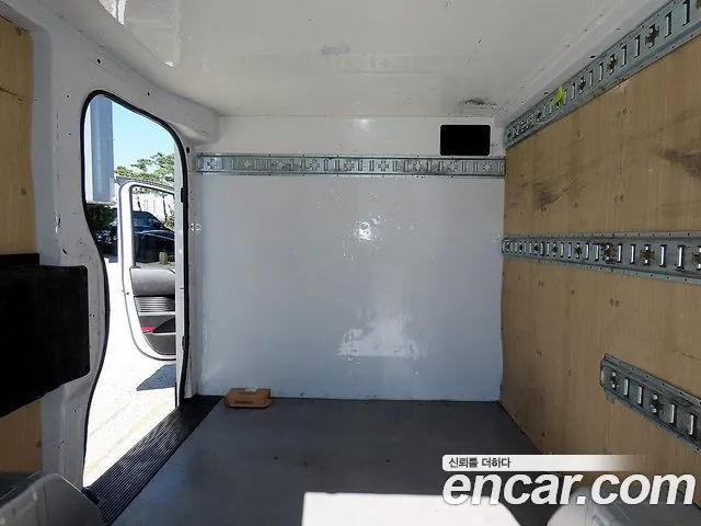 Hyundai Staria 2024 thumb 6