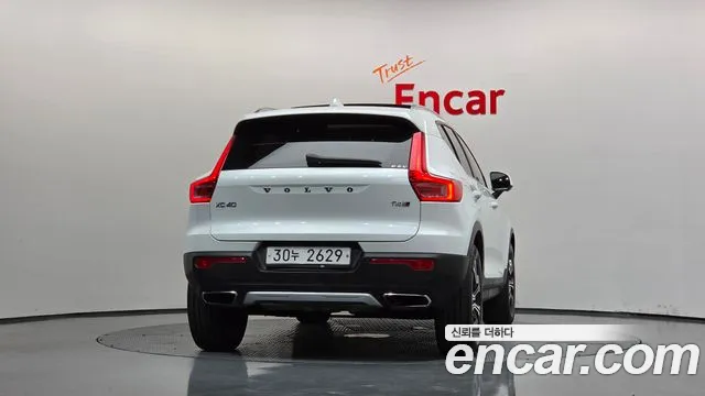 Volvo XC40 2019 thumb 4