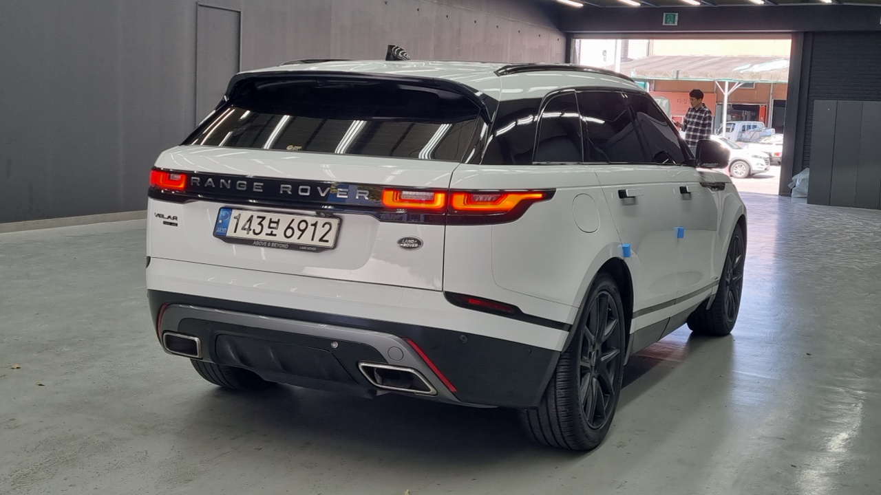 Land Rover Range Rover Velar 2021 thumb 2