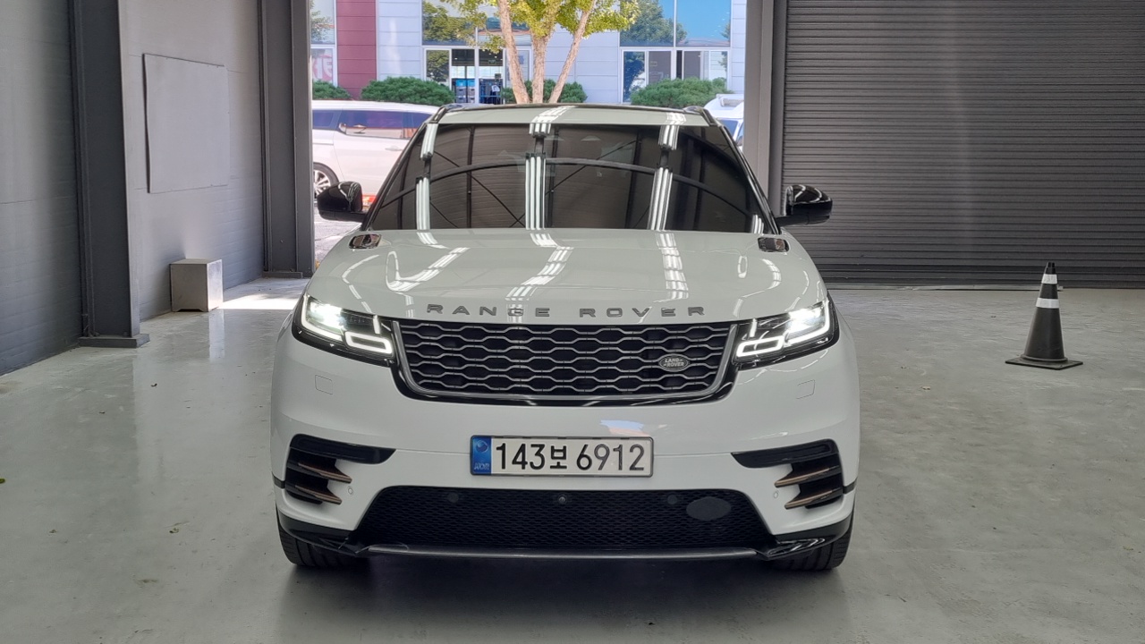 Land Rover Range Rover Velar 2021 thumb 3