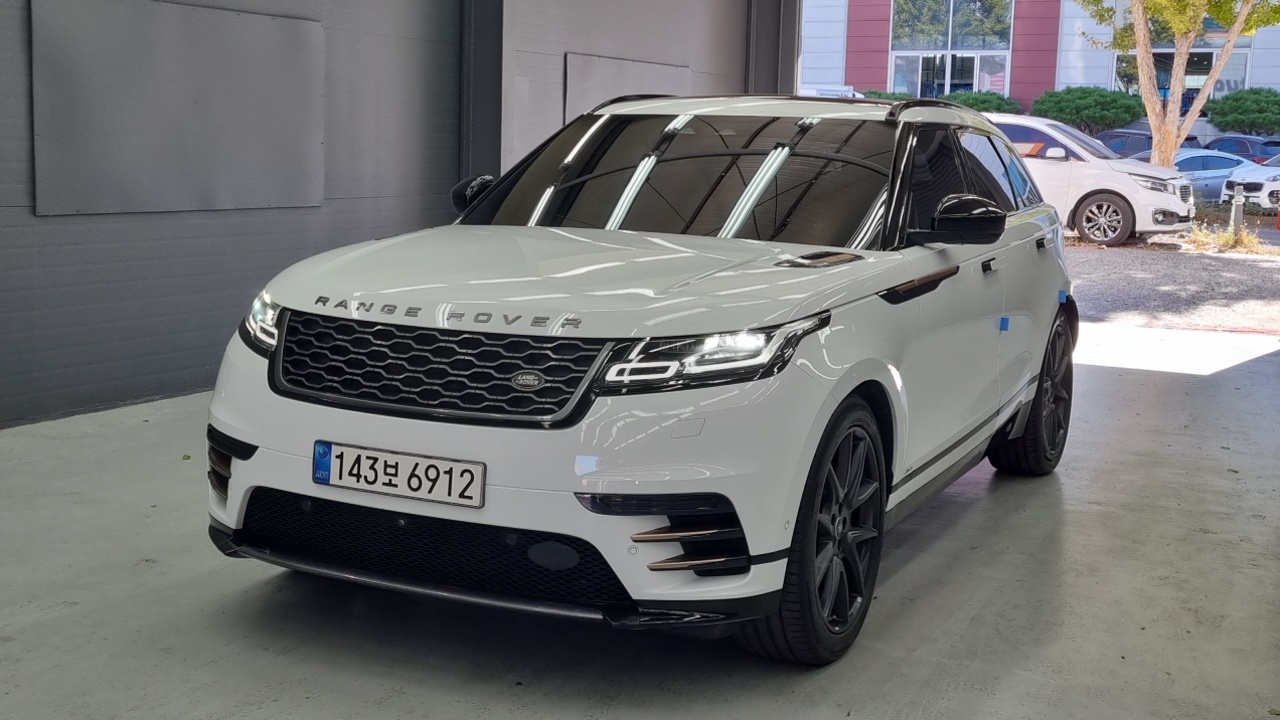 Land Rover Range Rover Velar 2021 thumb 11