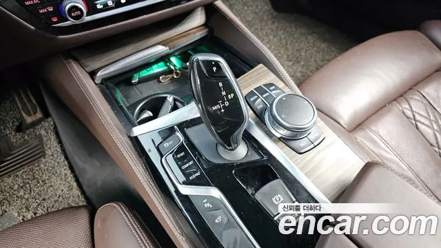BMW 5-Series 2017 thumb 9