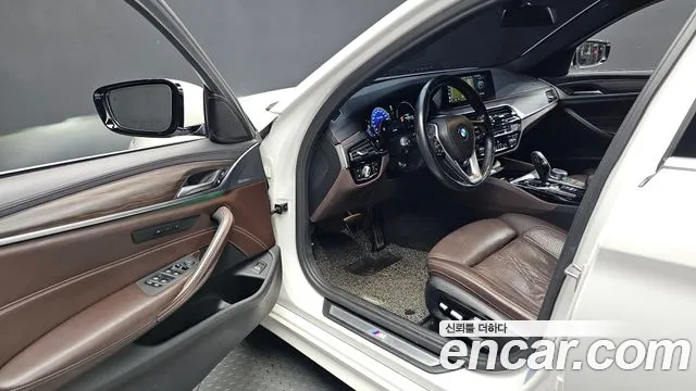 BMW 5-Series 2017 thumb 10