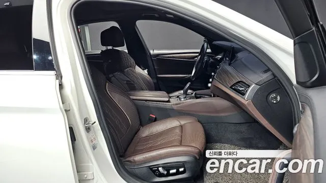 BMW 5-Series 2017 thumb 11