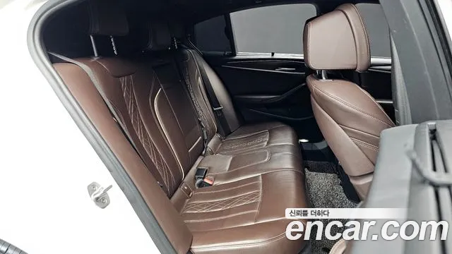 BMW 5-Series 2017 thumb 12