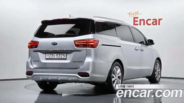 Kia Carnival 2018 thumb 2