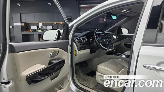 Kia Carnival 2018 thumb 10