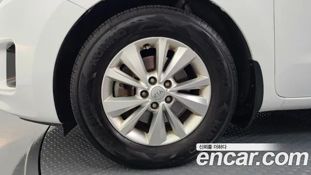 Kia Carnival 2015 thumb 5