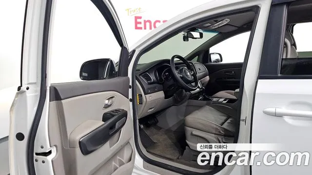Kia Carnival 2015 thumb 10
