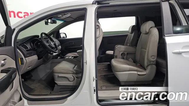 Kia Carnival 2015 thumb 11