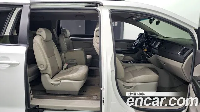 Kia Carnival 2015 thumb 12