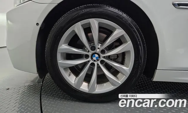 BMW 5-Series 2015 thumb 4