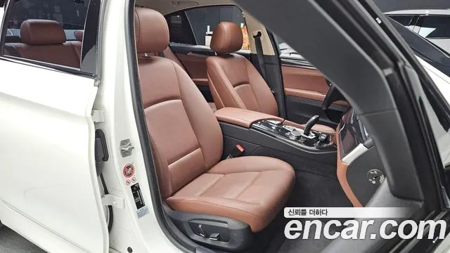 BMW 5-Series 2015 thumb 9