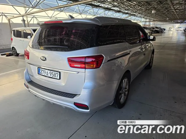 Kia Carnival 2018 thumb 3