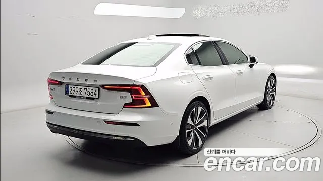 Volvo S60 2024 thumb 4
