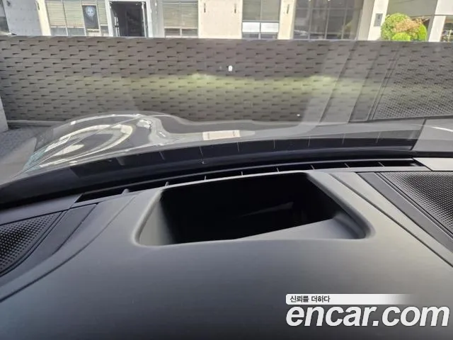 Porsche Taycan 2022 thumb 10