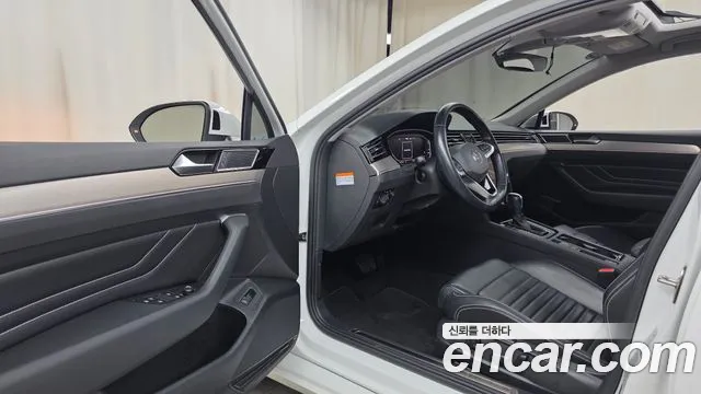Volkswagen Passat (North America and China) 2021 thumb 10