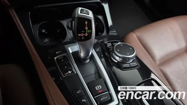BMW 5-Series 2016 thumb 9