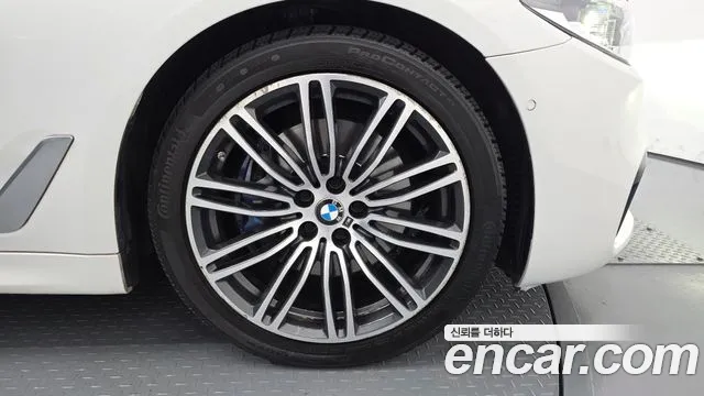 BMW 5-Series 2019 thumb 5