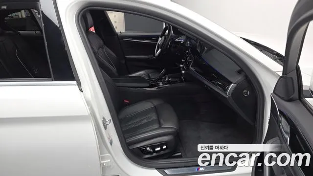 BMW 5-Series 2019 thumb 11