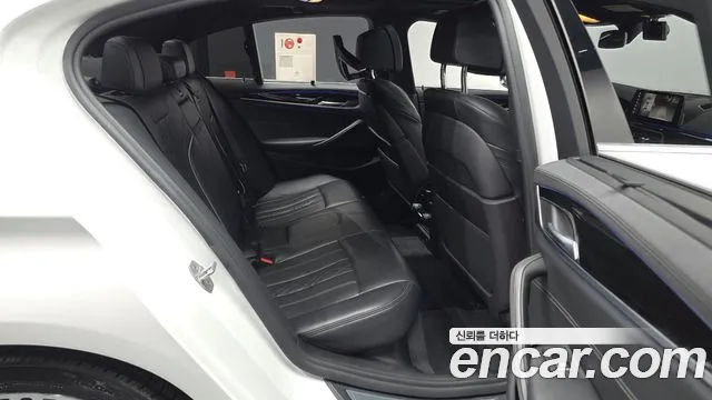 BMW 5-Series 2019 thumb 12