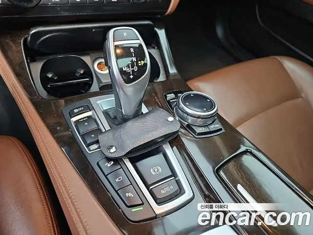 BMW 5-Series 2013 thumb 8