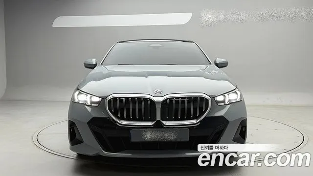 BMW 5-Series 2023 thumb 2
