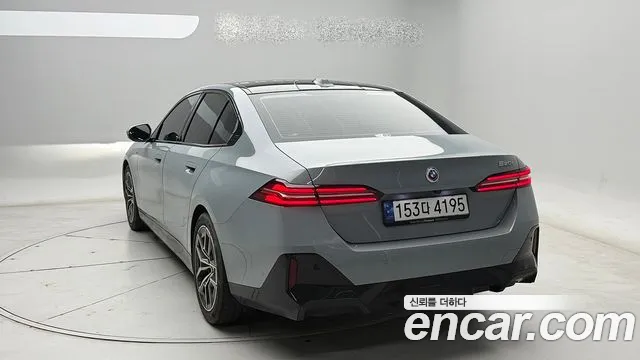 BMW 5-Series 2023 thumb 3