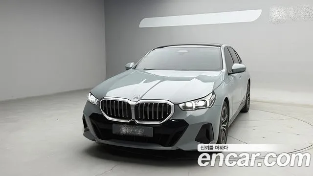 BMW 5-Series 2023 thumb 12