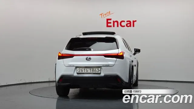 Lexus UX 2019 thumb 4