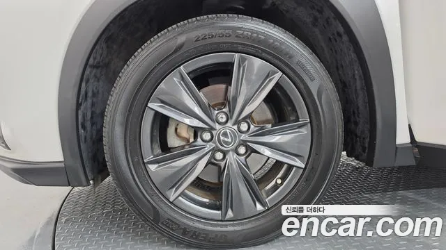 Lexus UX 2019 thumb 5