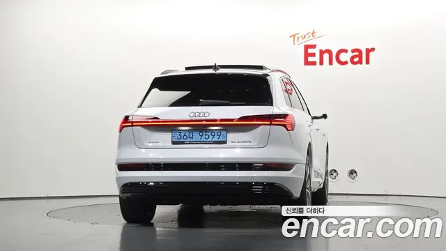 Audi e-tron 2020 thumb 4